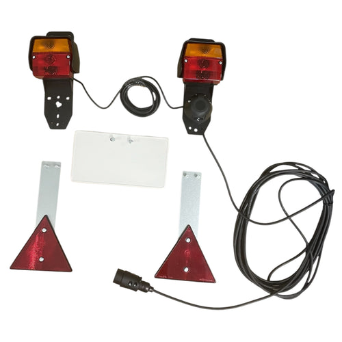Dreifunktions-Kabelleuchte mit Schlagschutz, mit Steckdose, mit Kennzeichenhalter, 2x Dreifunktionsleuchte (3-Kammer), 2x Dreieckreflektoren an Pendelhaltern, Hauptkabel 7,5m, Zwischenkabel 2,2m